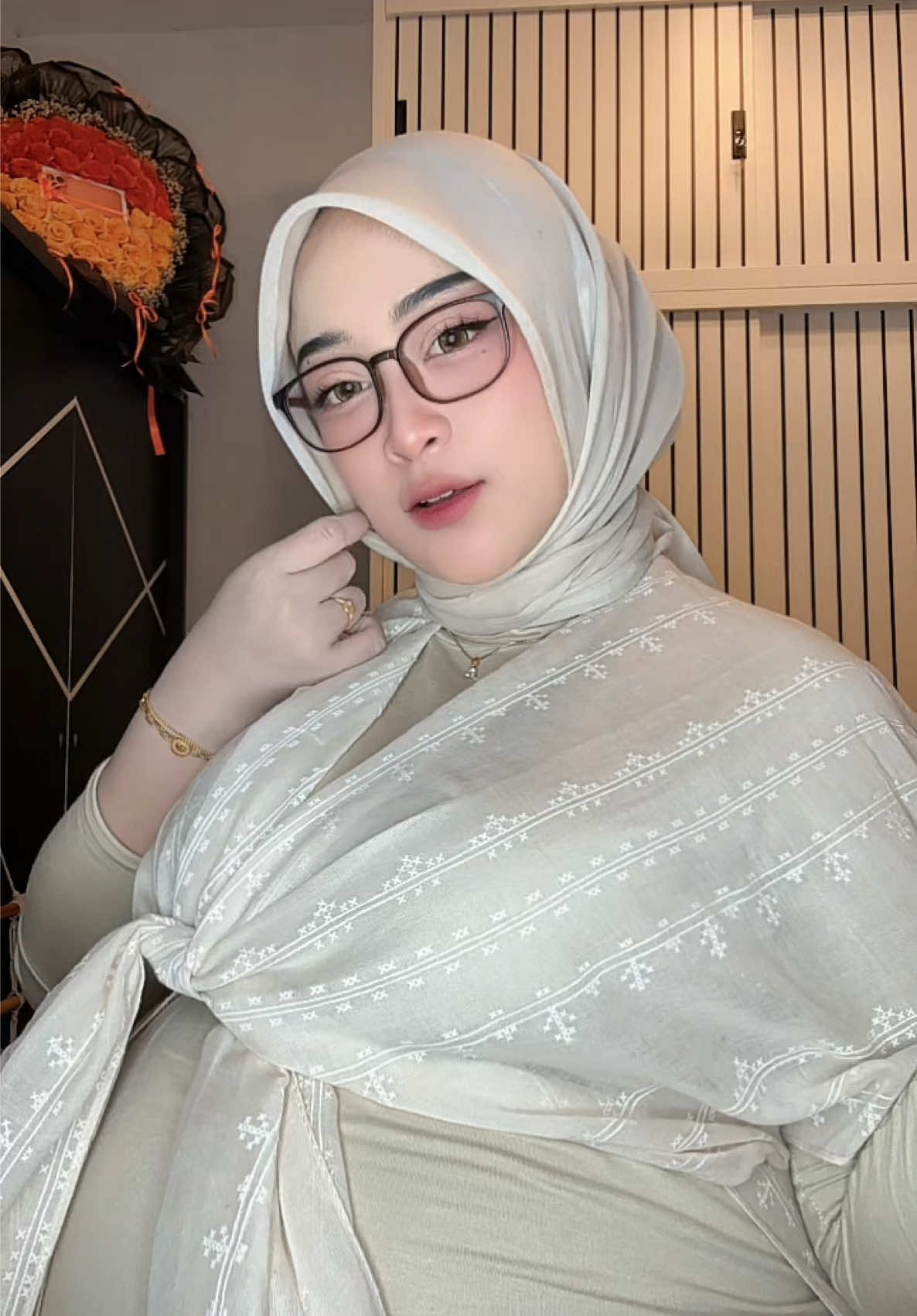 Wes kadung dinilai elek,  rugi nek ga ugal ugalan