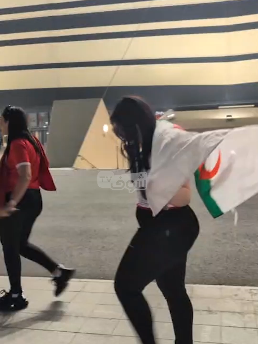 جزائرية جميلة من قطر تساند صديقتها التونسية بعد إقصاء تونس من كأس العرب