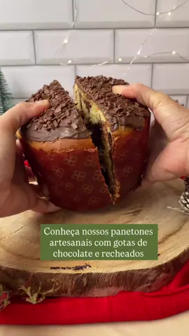 Panetone totalmente artesanal, com uma massa fofinha, leve fresquinha e que desfia, feito diretamente na nossa cozinha. É saborizado com minha pasta artesanal e natural de frutas cítricas, especiarias e fava de baunilha. Trazendo ainda mais sabor e aroma! Temos 4 opções de recheio incríveis!  🎄Brigadeiro cremoso  🎄Caramelo salgado com amendoim 🎄Ninho com Nutella  🎄Doce de leite com nozes  140,00 cada Peso médio 900g  32,00 cada mini Peso médio 180g Encomende pelo link da bio!  #panetonesrtesanalrj #chocotoneartesanalrj 