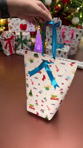 •⁠  ⁠English / Nederlands •  Heartwarming Christmas, Made by Children 💖 1 in 5 children in Belgium grows up in poverty. For them, Christmas is often just another day—without gifts or magic. You can change that! Buy a gift or our special wrapping paper and help make a child’s Christmas unforgettable. ✨ Available in Belgium and neighboring countries. 👉 Search for ‘Pakje van je Hart Joe België’ 👉 COMMENT ‘JOE’ for the video with all the wrapping ideas with this same wrapping paper Hartverwarmende Kerst, Gemaakt door Kinderen 💖 1 op 5 kinderen in België groeit op in armoede. Voor hen is kerst vaak een gewone dag, zonder cadeaus of magie. Jij kan dat veranderen! Koop een pakje of ons speciale inpakpapier en maak de kerst van een kind onvergetelijk. ✨ Verkrijgbaar in België en enkele buurlanden. 👉 Surf naar for ‘Pakje van je Hart Joe België’ 👉 Reageer met ‘JOE’ voor de video met alle verschillende inpak ideeën met hetzelfde paper 🎥 Images Captured and Edited by @stu.lux 🎶 Music in this video is licensed through Epidemic Sound #christmas #wrappinghacks #pakjevanjehart #joebelgie #274stulux @JOE 