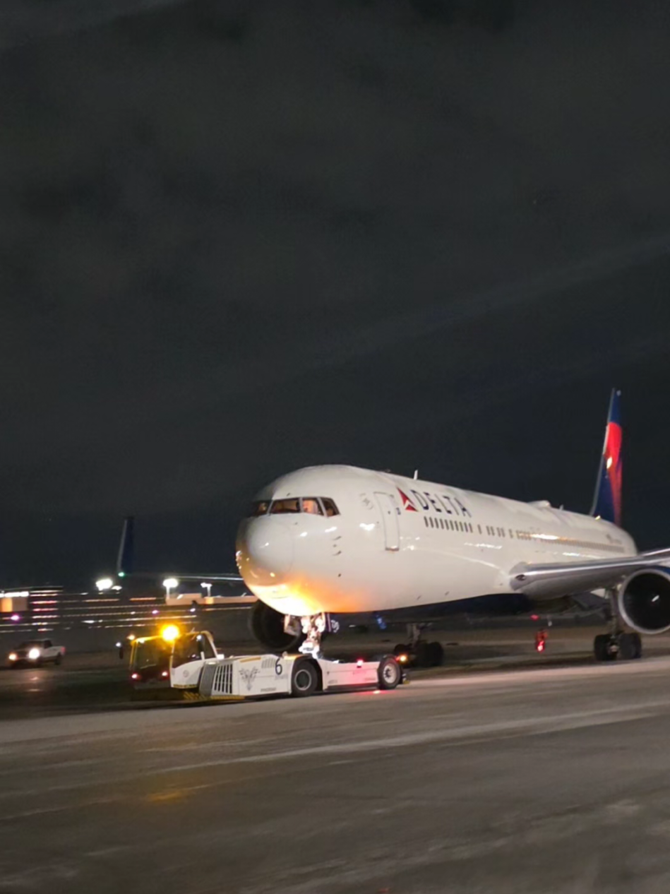 WHAT'S GOING ON HERE ?  #aircraft  #airplane  #jet  #fyp  #trending 