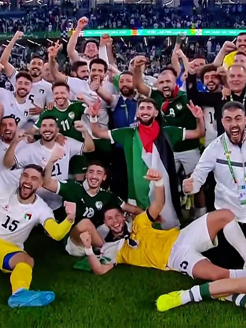 لاعبين فلسطين وسوريا يتبادلون قماصانهم ويحتفلو سوياً  . #سوريا_تركيا_العراق_السعودية_الكويت #فلسطين #قطر #كأس_العرب #نسور_قاسيون 
