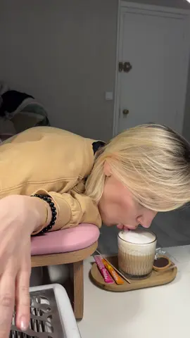 Quand tu pense te détendre chez ta PO mais que la realite la voila 😂  ##humours#cliente#cannes#onglerie#videovirales@@moodbymariya