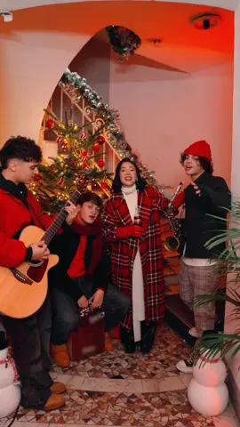 IT'SSSS... No! Sărbătorile vin! Alături de Acoustic Boys, aducem mood-ul oficial de iarnă si sunetul care merge perfect cu o Coca-Cola rece.   Spirit de sărbătoare, energie pozitivă si gustul iconic care ne uneste. #AD #TuFaciMagia #RealMagic @cocacolaromania 