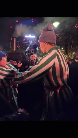 Var på @Musikhjälpen igår och kollade på @lovetofficiell live och att jag träffade goa @KARAKTARER alltså pontus i lovet senare på kvällen och tog självklart en selfie med honom🥰🥳 @Kristijanlane @Mrlovah @Waldemar @Lovetsmerchmorsor 