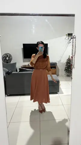 “Arrume-se comigo para ir na Igreja.” Não aponto dedos. Apenas acendo uma luz. Porque, antes de entrar na casa do Pai, deveríamos primeiro entrar dentro de nós. A roupa fala. O gesto fala. A música que escolhemos fala. E tudo isso deveria sussurrar: ‘Eu estou indo ao encontro do Sagrado.’ Que cada preparação para a igreja/missa seja um pequeno ato de amor, uma entrega silenciosa, uma reverência vivida no corpo e na alma. Essa reflexão não é para a moça do vídeo. É para mim. É para você. É para todas nós que, em algum momento, já esquecemos da grandeza do lugar para onde estávamos indo. Que Deus abençoe todos! #estilo #mulherelegantetododia #catolica #lookdodia #missa          