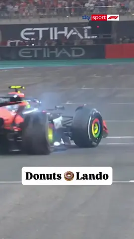 NORRIS, CAMPIONE DEL MONDO! 🌍🥇 I donuts del vincitore, il sound della gloria 🍩✨ Che spettacolo! #SkyMotori #Formula1 #AbuDhabiGP
