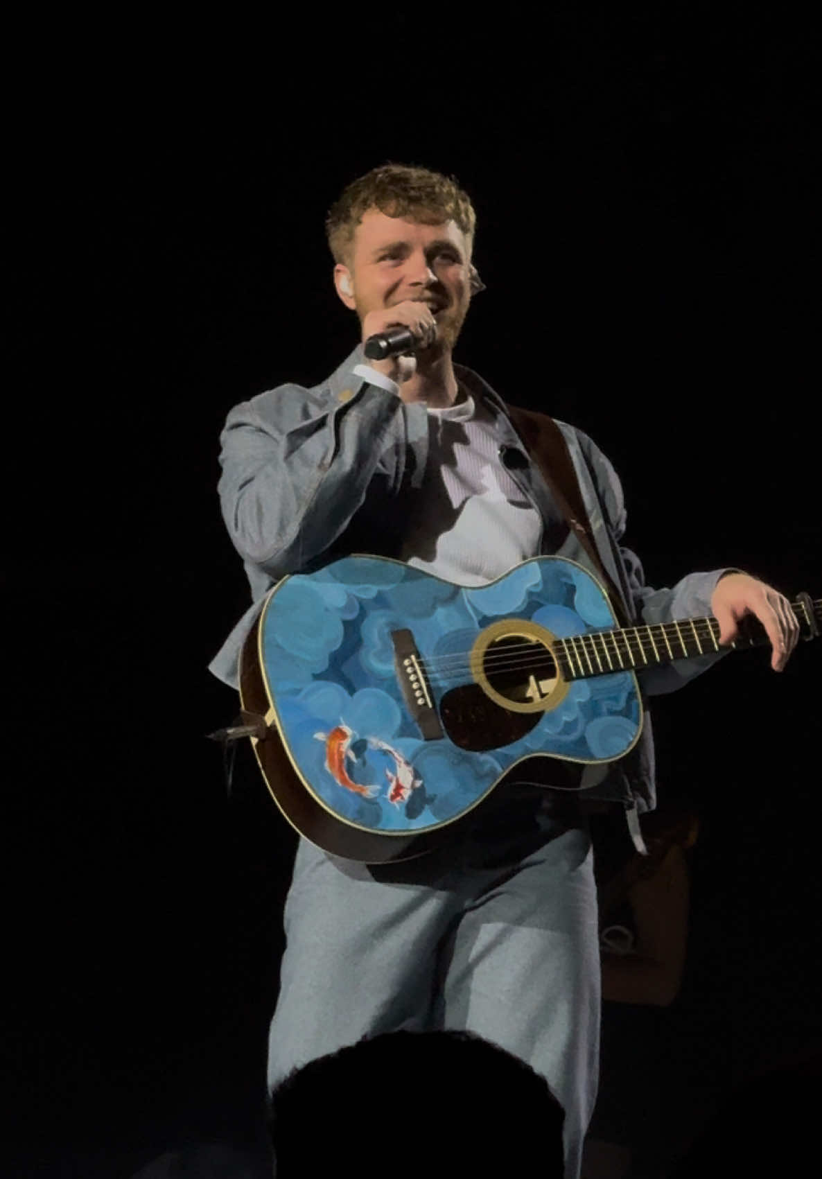 aside from powerhouse vocals, this is the alex that i came for tonight 😂 #alexwarren #carryyouhome #capitaljbb #capitalfm @Capital @The O2 @Alex Warren @Alex Warren Clips 