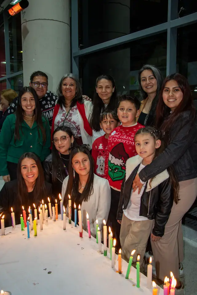 Hoy encendemos velas, deseos y la energía que nos acompaña como comunidad Konradista. 🕯️✨ Este 7 de diciembre nos recuerda la importancia de hacer una pausa, agradecer y proyectar lo que viene con esperanza y propósito. 🫶🏼   Que la luz de esta noche ilumine nuestros proyectos, fortalezca nuestros lazos y nos inspire a seguir construyendo un futuro con conocimiento, humanidad y visión. 🙌🏼🫰🏻 Desde la Konrad Lorenz, te deseamos una noche llena de armonía y momentos que brillan. 💜 #HacemosQueLasCosasPasen