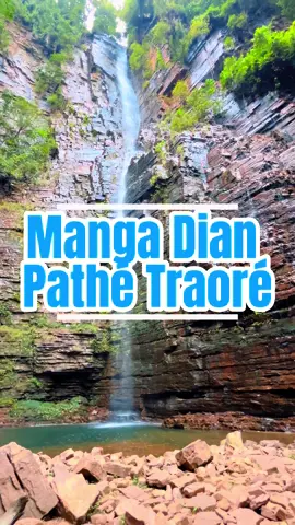 Bienvenue à Dindéfélo, au cœur de Kédougou. 🌿 Une cascade mythique, cachée entre falaises et forêt, où l’eau tombe fraîchement après une longue marche dans la nature. Dans ce vlog, je vous emmène découvrir l’un des plus beaux trésors du Sénégal : la cascade de Dindéfélo.#senegalaise_tik_tok #decouverte #mystery #kedougou #cascade 