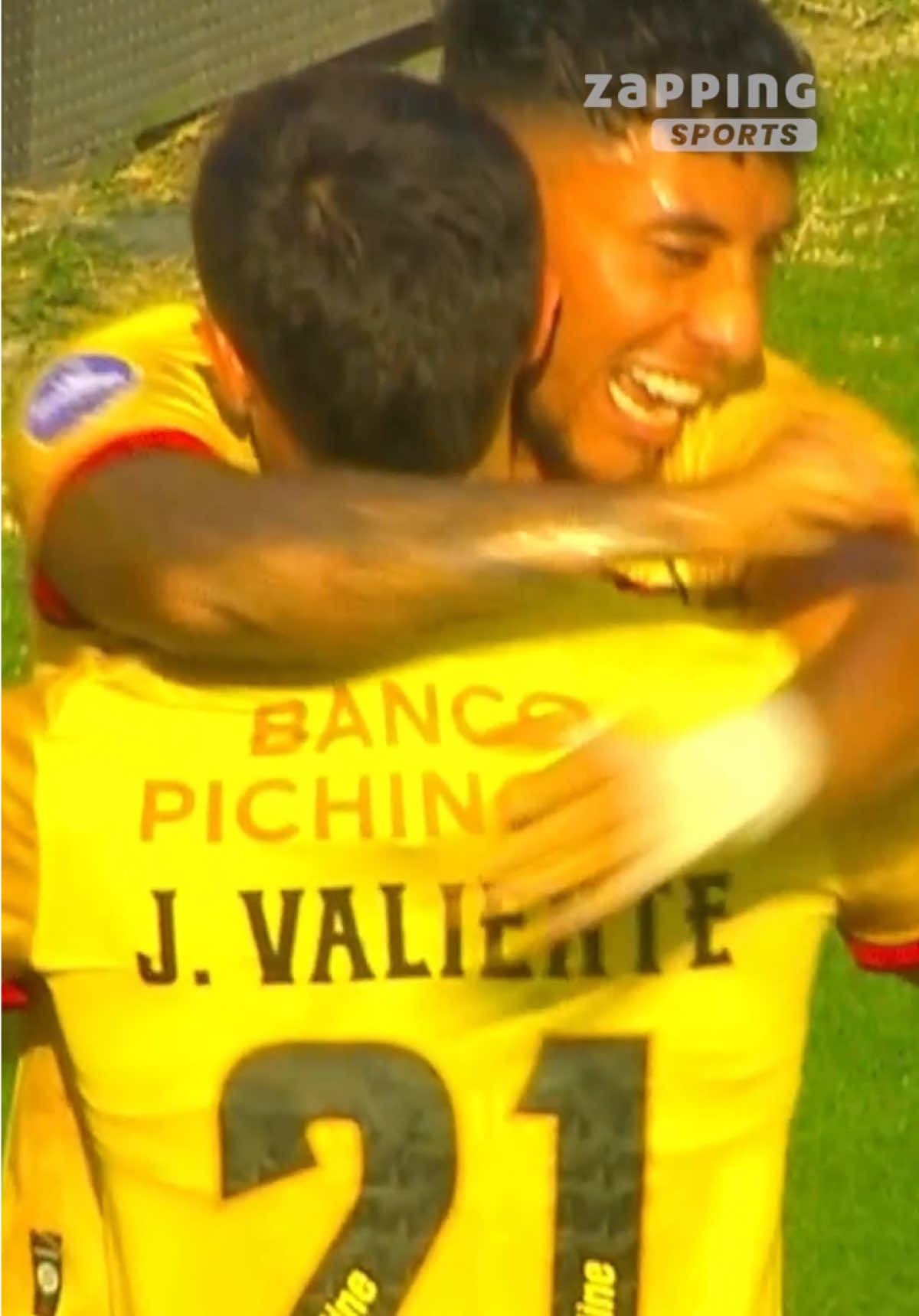 Apareció don Joaquín 🎩 Centro a ras de piso de Joao Rojas y Valiente alcanzó a desviarla para el 1-0 de @BarcelonaSC en el Monumental.  #LigaEcuabet conectada x #Xtrim 🤳