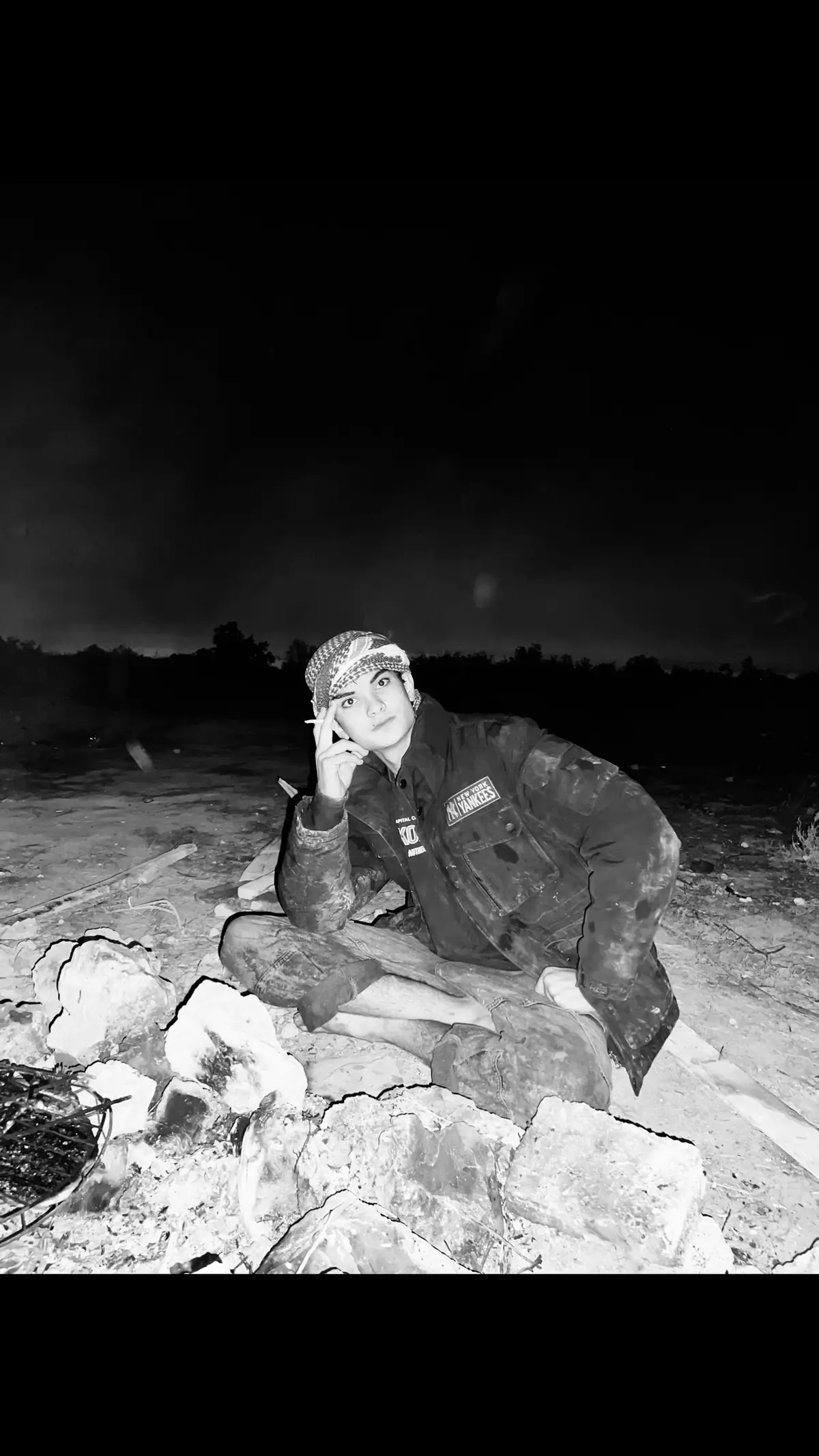 لست حزينا، لكنني فقدت شغفي ورغبتي بكل شيء... وكأنني أعيش بلا لون ولا طعم. لا أبكي، ولا أضحك، فقط أمر بالأيام كأنني ضيف عابر أشعر أن شيئا في داخلي انطفاً بصمت، وأن ما كان يحمسني ويحركني لم يعد يوقظ أي إحساس لست محطما، لكنني متعب من محاولة الشعور، مرهق من انتظار شيء يعيد لي ذاتي التي أعرفها لم أعد ذلك الشخص الذي يعرف ماذا يريد... أصبحت أعيش بلا رغبة، بلا لهفة. كل شيء يبدو باهئا، وأنا أراقب نفسي من بعيد وكأنني شخص لا أعرفه#كرمه_علي #حلاف #شعب_الصيني_ماله_حل😂😂 