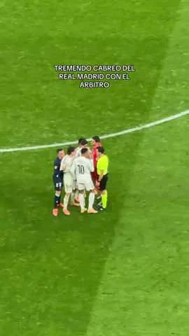 El Real Madrid acaba el partido con dos jugadores menos. #fyp #realmadrid