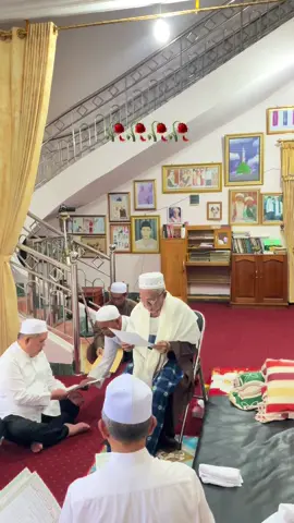 Innalilahi wa Inna ilaihi Raji'un Kabar duka menyelimuti Kalimantan. Telah berpulang ke rahmatullah KH. Muhammad Syukri Unus, seorang alim yang hidupnya dihabiskan untuk mendidik, menuntun, dan mendoakan umat. Para ulama adalah cahaya yang menerangi umat. Ketika mereka wafat, Rasulullah SAW mengingatkan bahwa ilmu akan ikut berkurang bersama kepergian ahlinya. (HR. Al-Bukhari) Semoga Allah menerima amal ibadah beliau, mengangkat derajatnya di sisi-Nya, serta melapangkan keluarga yang ditinggalkan dengan kesabaran dan ketabahan. اللَّهُمَّ اغْفِرْ لَهُ وَارْحَمْهُ وَعَافِهِ وَاعْفُ عَنْهُ