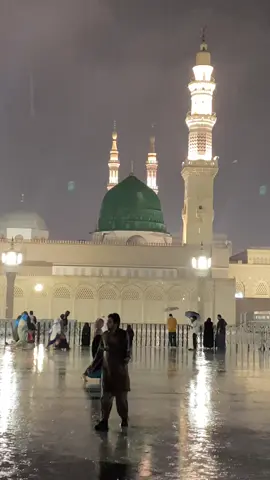Today’s heavy rain in Medinah. Rehmat Baras Rahi Hai Muhamma PBUH ky Shehar main . #madinarain #rainynight #madinalive #masjidnabawi #foryou 