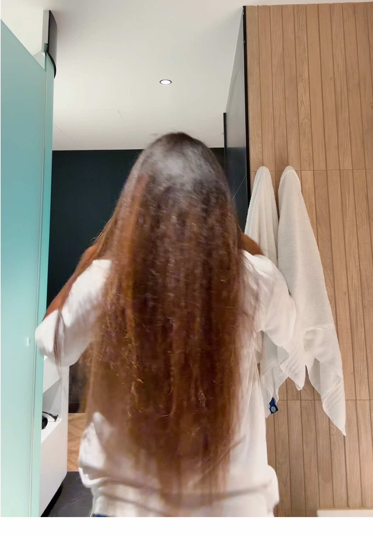 Oui je me la pete avec mes cheveux lisses 😍  Vous préférez cheveux bouclés ou lisse ?  #newcalgirl🇳🇨 #newcal🌴🔥🌸 #kanakyisland🏝️📍 #curlygirl #blue 