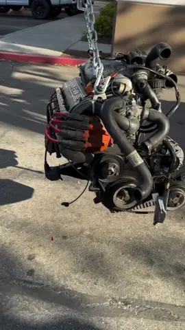 Rebuilding this e30 engine in 1 minute #e30 #oldtimer #CarTok 