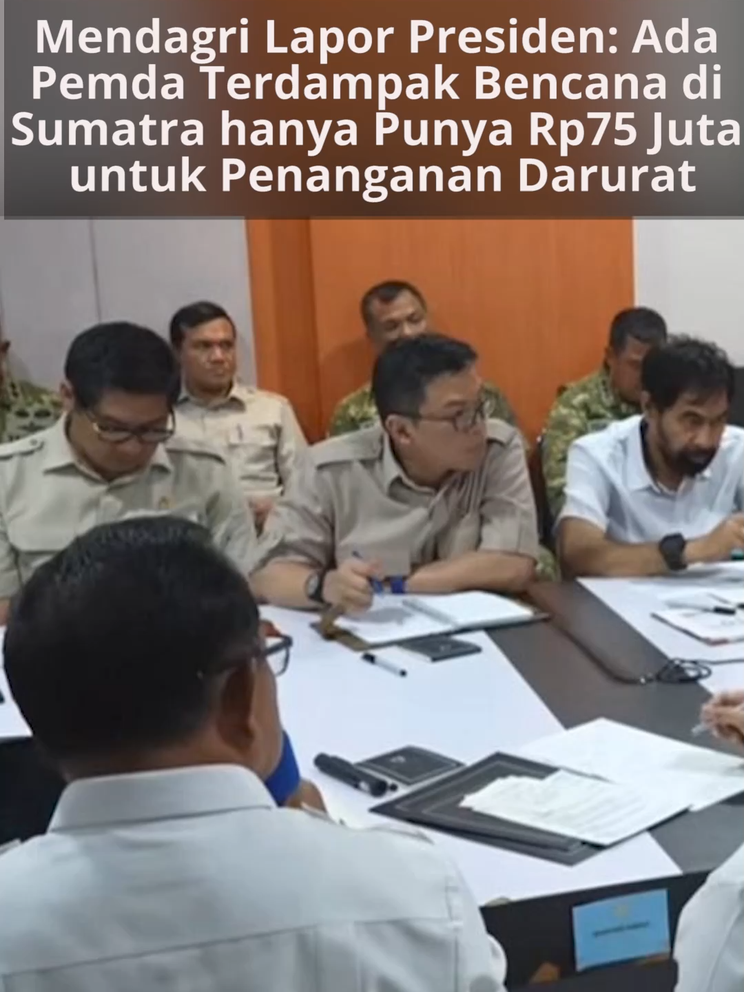 Mendagri Lapor Presiden: Ada Pemda Terdampak Bencana di Sumatra hanya Punya Rp75 Juta untuk Penanganan Darurat Menteri Dalam Negeri Tito Karnavian melaporkan kondisi keuangan pemerintah daerah yang terdampak bencana di Sumatra kepada Presiden Prabowo Subianto. Dalam laporannya, Tito mengungkap ada pemerintah daerah yang hanya memiliki sisa anggaran belanja tak terduga sekitar Rp75 juta untuk menangani banjir dan longsor. Laporan itu disampaikan Tito dalam rapat terbatas bersama sejumlah menteri Kabinet Merah Putih dan Presiden Prabowo di posko terpadu penanganan bencana Aceh, Lanud Sultan Iskandar Muda, Aceh Besar, Minggu (7/12) malam. #Mendagri #TitoKarnavian #KasPemda #Banjirbandang #Prabowo #AnggaranBelanja