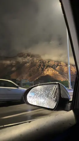 السحاب يضم جبل احد#المدينه_المنوره #مطر 