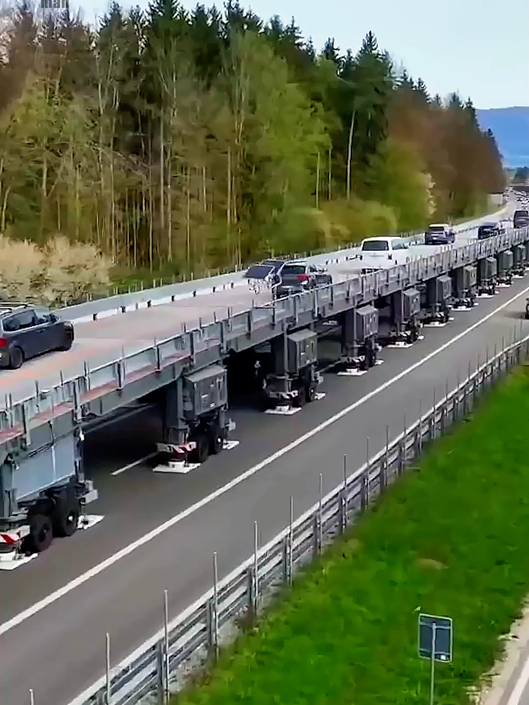 تقوم سويسرا ببناء جسر مؤقت يمكن للسيارات المرور فوقه حتى لا يتوقف السير أبدًا عند أعمال الصيانة 😲🚘🚧#EducatorAward #FIFArabcup