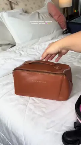 💄✨ Organizador de Maquiagem Multicamadas O queridinho das make lovers! 🤩 Grande capacidade, impermeável e super resistente ao desgaste! Deixa tudo organizado e chiquérrimo! 💋💼 ✨Comenta EU QUERO para receber! #AchadinhoShopee #OrganizadorDeMake #MakeUpLovers #explorepage  #explorar 