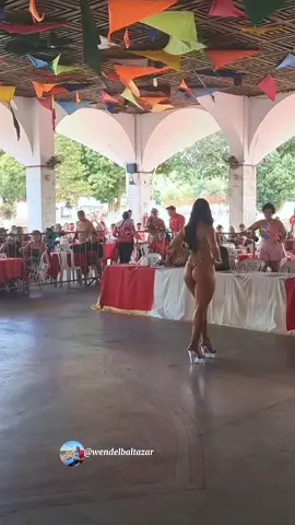 Josy Nunes e Beatriz Silva desfilando no concurso de beleza Rainha da Piscina 2025