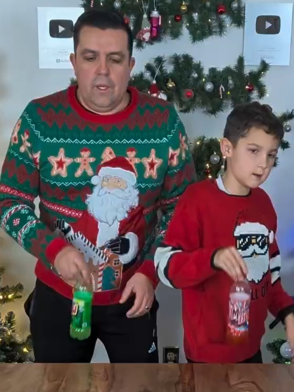 Dad vs Son Festive Bottle Flip Tic Tac Toe 🎄🎄🎄 #christmasgames #partygame #bottlefip #tictactoe