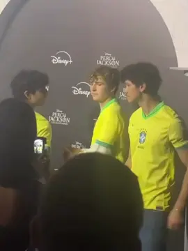 #PERCYJACKSON - eu tô surtando com esses três e a leah sendo uma princesa de tão linda!!!  #walkerscobell #leahsavajeffries  #percyjacksonandtheolympians  #foryoupage 