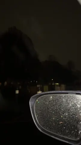 بعض البشر قلوبهم كورقة خريف 🍁🌧️جافة مهما رويتها لن تخضر بين يديك أبدا فلا ترهق نفسك وأتركها للرياح ...🌧️🍁