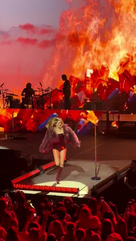 Miss @Kelsea Ballerini 🔥 🧳  #kelseaballerini #kelseaballeriniconcert #kelseaballerinisydney #baggage 