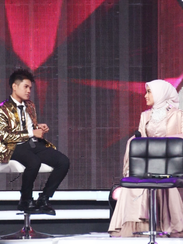 Valen tatapan nya tulus banget tiap lagi ngobrol sama Mila,lagi asik asik ngobrol eh Mila dapet D'Boss langsung lari dijemput April,lucu amat 🤏 #valenda7 #milada7 #milen #dangdutacademy7 #fyp 