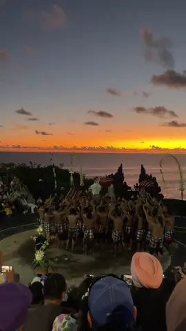 Unreal sunset while watching kecak dance at uluwatu temple 🌅💧 #Uluwatu #UluwatuTemple #KecakDance #BaliSunset #wonderfulindonesia 