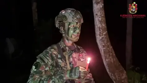 #DíaDeVelitas | Lejos de sus hogares, pero unidos como una sola familia, soldados del Batallón de Selva N.° 53, orgánicos de la #FuerzaDeTareaHércules, vivieron un momento especial desde la zona rural de Tumaco, #Nariño. Mientras muchos encienden velitas en casa, ellos mantienen la seguridad del territorio y, aun así, encuentran espacio para celebrar esta tradición junto a quienes hoy se han convertido en su familia: los compañeros de su pelotón. Cada llama encendida refleja el compromiso con las comunidades del Pacífico Nariñense y recuerda que, aunque la distancia sea grande, la unión y la esperanza siguen presentes en cada guardia, en cada noche y en cada servicio. #NuestroCompromisoEs🇨🇴