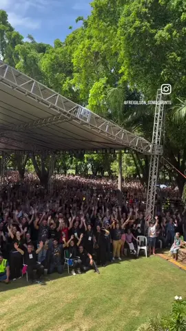 Hoje em Dourados-MS debaixo de muito sol. Que povo maravilhoso. Foi lindo demais!!! #freigilson #show #douradosms 