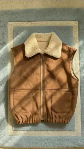 🌿✨Áo khoác gile lót lông nâu camel, form đứng giữ dáng siêu đẹp, chất liệu mềm mịn – chụp trên nền thảm lông xanh dương nhạt với ánh sáng tự nhiên, tôn rõ từng đường nét và chất liệu sản phẩm. Perfect cho bộ sưu tập mùa đông!✨🌿#aogile #aogileda #thoitrangmuadong #aonu #fashion 