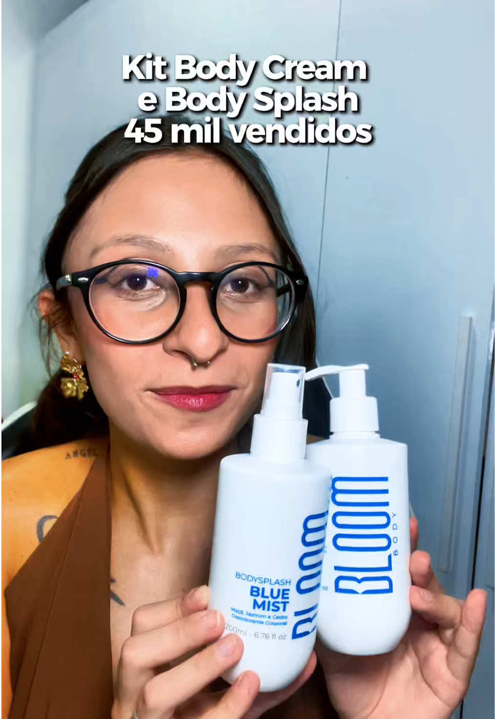 Testei o kit Blue Mist da @Bloom Body Br e agora eu entendi TOTALMENTE o hype! O Body Splash é super fresco, cheiro de banho tomado mesmo — com maçã, jasmim e cedro. O creme hidrata sem ficar pegajoso e fixa ainda mais a fragrância. E esse kit tá por R$ 68,32 hoje no TikTok Shop (com frete grátis).  Se você ama cheiros limpos, leves e chiques… vai amar esse aqui! #bodysplash #lightbluedolcegabbana #bluemist #bloom #TikTokShop1212BR