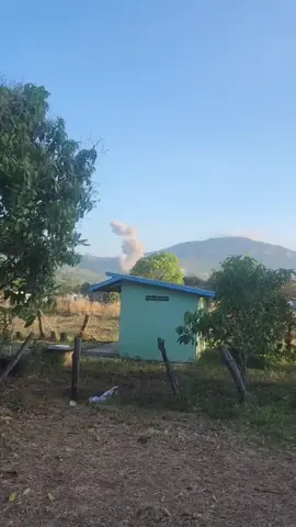 ด่วน! เวลา 08:09น. น. ทหารเขมรลงคลิปโอดควาญ F-16 ไทยทิ้งไข่ถล่มคาสิโน่จนพังราบในพื้นที่ช่องอานม้า  อย่างไรก็ตามฝ่ายไทยได้ตรวจพบ คาสิโน่ดังกล่าวถูกกองทัพกัมพูชาใช้เป็นฐานทหารและสถานที่ซุกอาวุธหนัก เพื่อเตรียมใช้โจมตีลึกเข้ามาในดินแดนไทย หวังกระทำต่อพลเรือนไทย