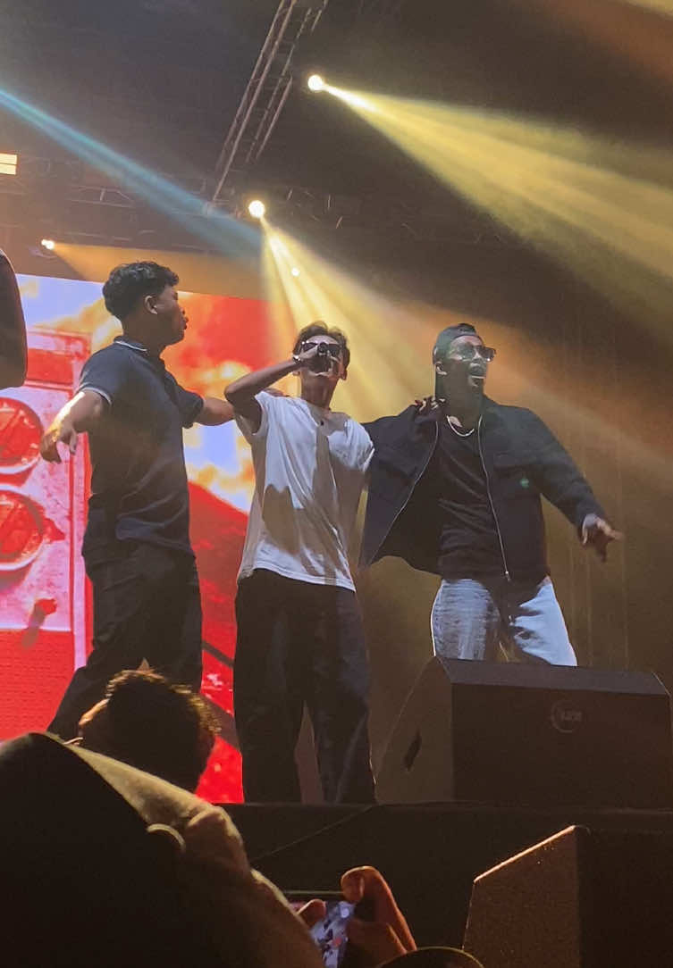 bingung ngeshoot sopo😭 #konser #jogja #masmasjawa #fyp 