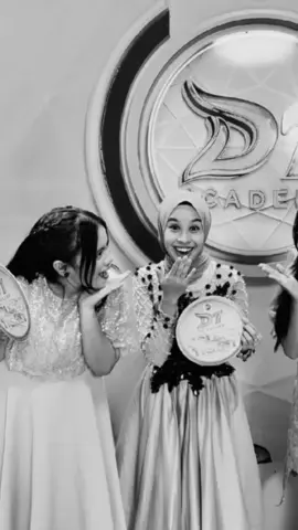 and ya mila nyusul kakak, pdhl impian bgt liat mereka berdua samasama berjuang DA tpi apalah daya rejeki mereka hanya sampai top 6 dan 5🥺 Kalian ttp sahabatan yah jangan prnh asingg❤‍🔥🥺 semoga makin sukses makin lancar rejeki klian berduaa yahh di luar sana🤗❤‍🔥 #mutiversofficial #milovers #milen #fyp #gorontalobogor 