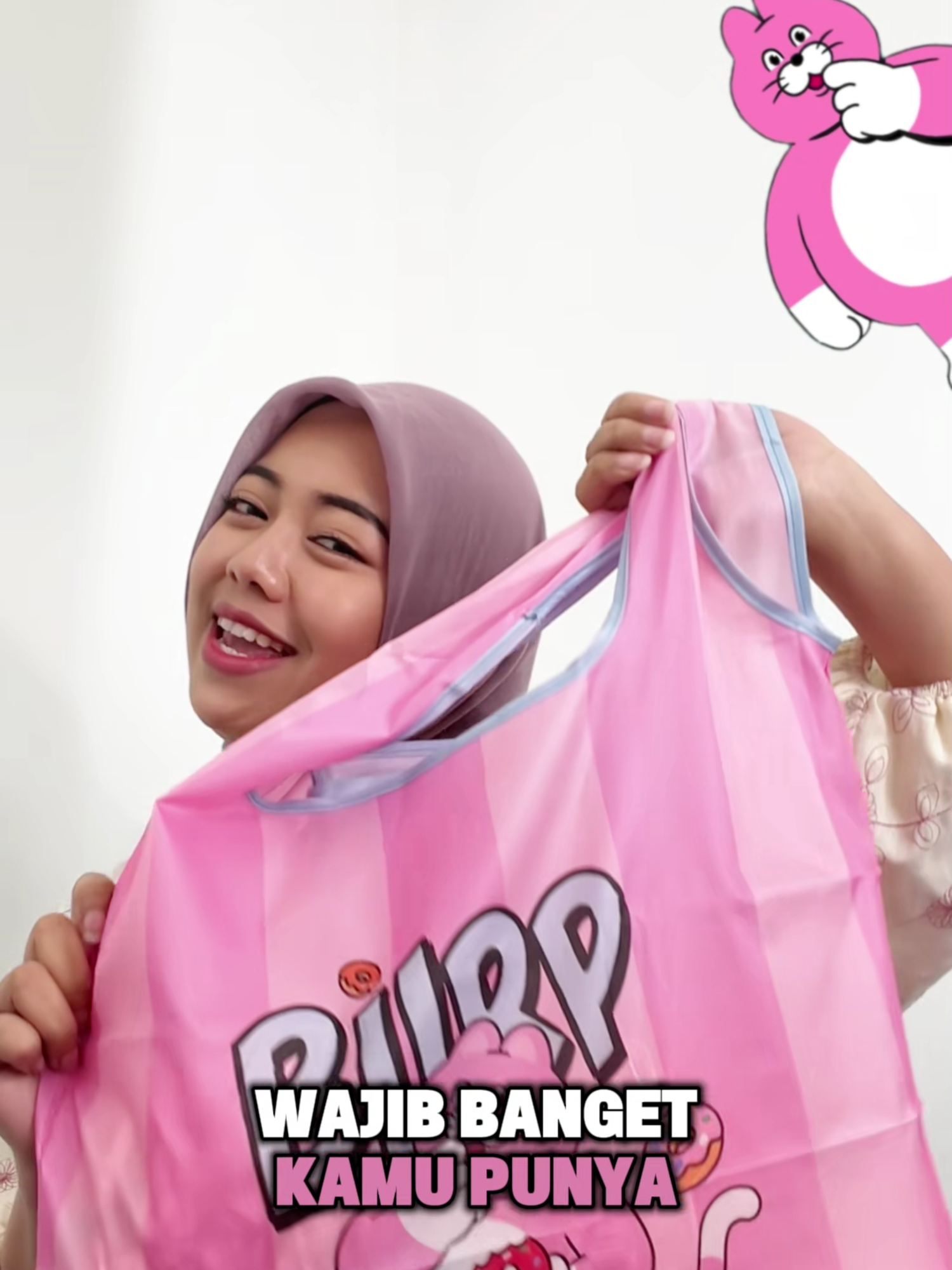 Ini dia foldable bag baru yang cute dan berguna banget buat kamu belanja diluar! Praktis dan serbaguna loh, Yuk buruan serbu di keranjang kuning ada promo spesial!! #foldablebag #zizone #cutebag