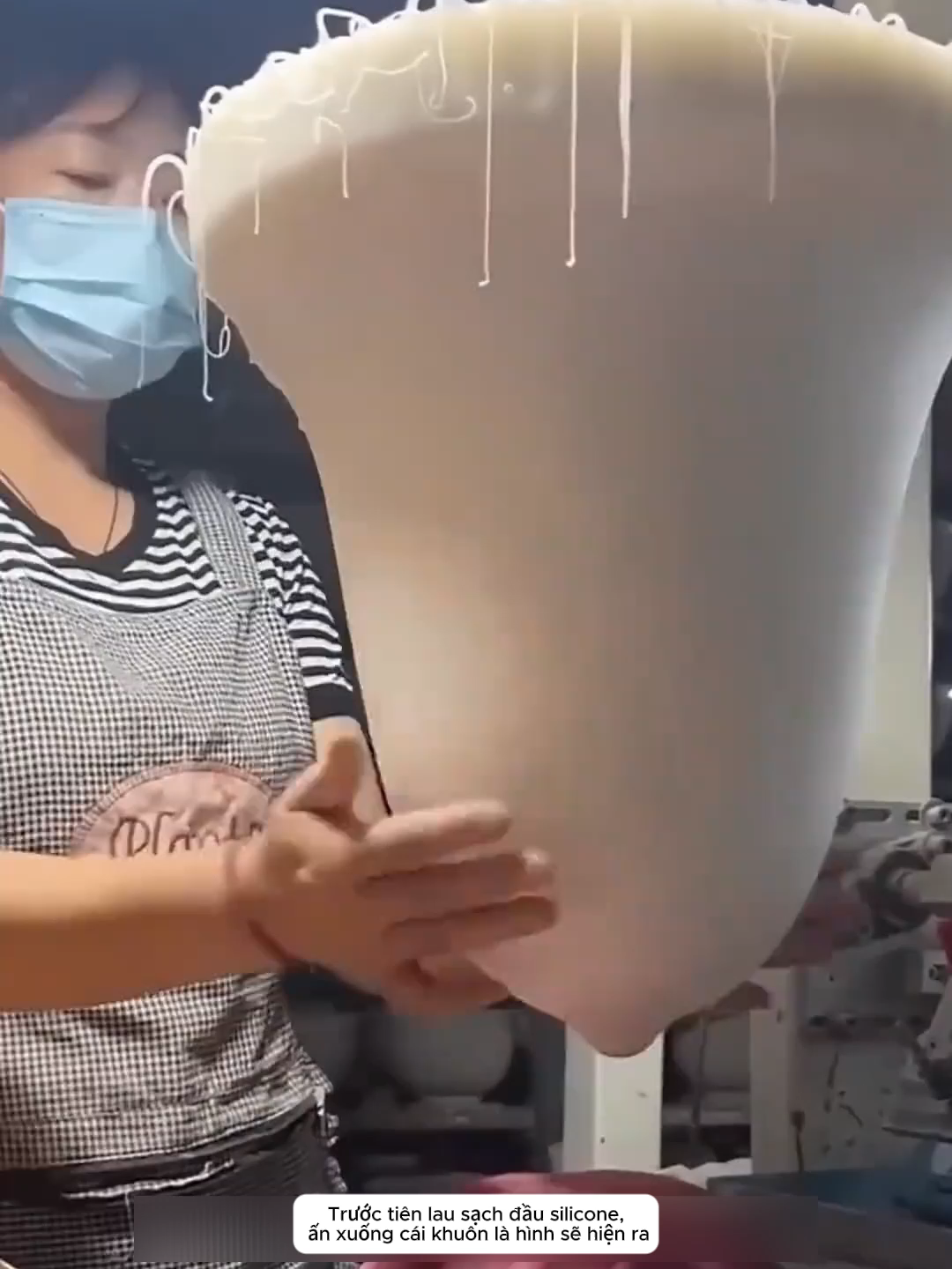 Bạn nghĩ in hình lên sản phẩm chỉ là… chấm mực rồi in? Sự thật là cả một thế giới công nghệ in mà tới đoạn đầu thôi đã thấy choáng! Cách họ chuyển họa tiết từ khuôn → nước → kim loại sẽ khiến bạn bất ngờ luôn! #xuhuong #khampha #congnghe #in