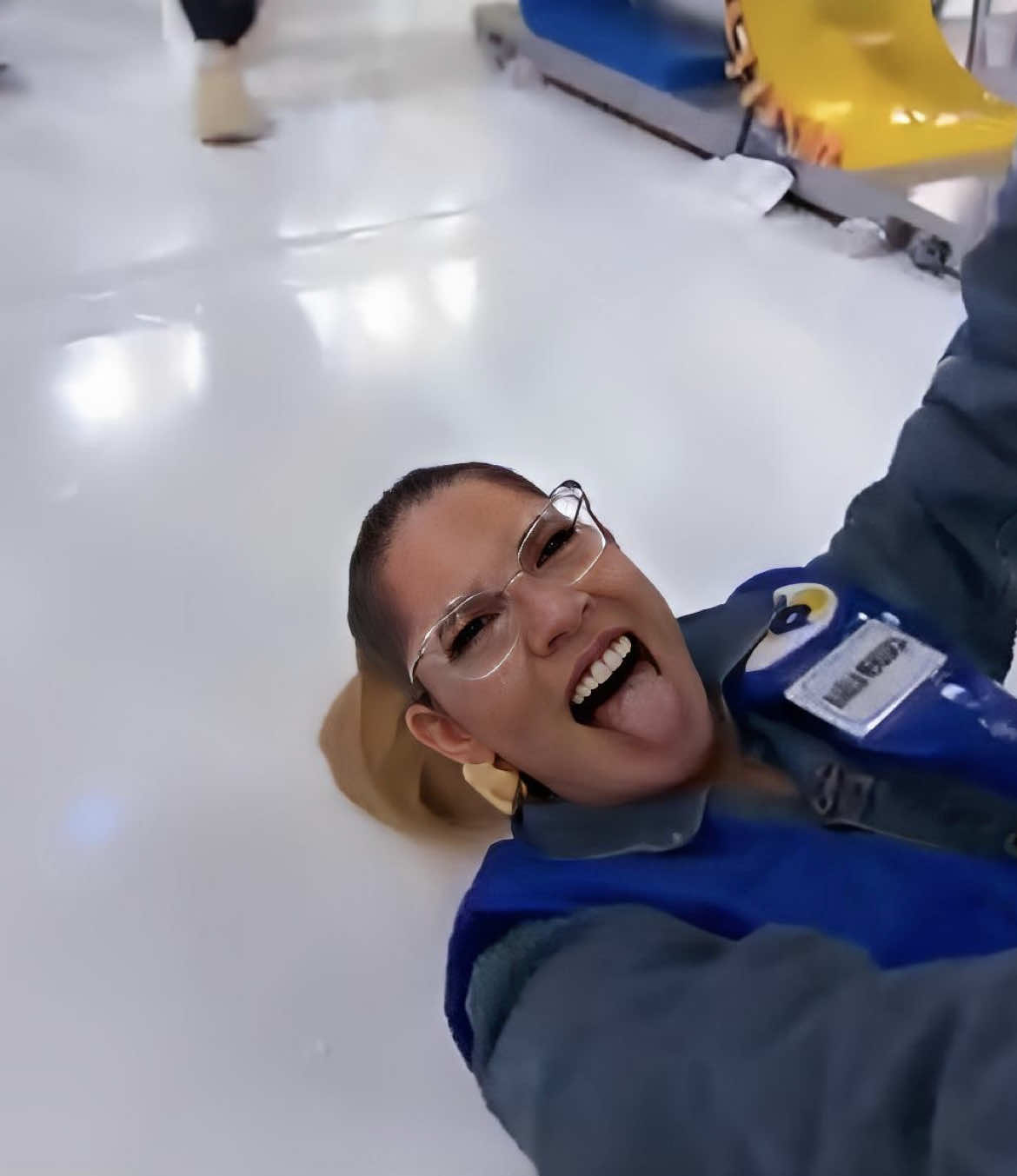 No encerramento do programa Domingo Legal, do SBT, exibido ao vivo em 11 de abril de 2021, Marília dá uma tortada em Maiara e Maraisa, e Maraisa vai atrás dela em tom de retribuição, em um momento descontraído. 😂😂 #mariliamendonça #mm #patroas #maiaraemaraisa #domingolegal 