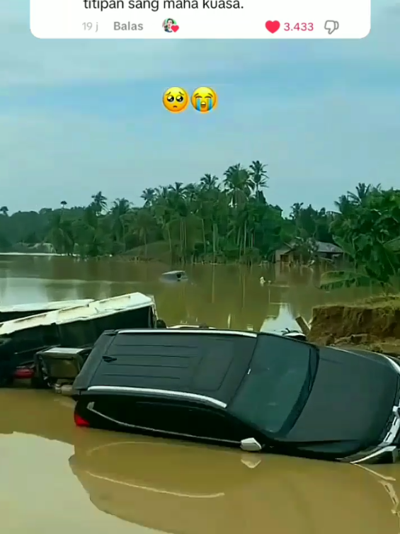 Membalas @nanaskhechiel_ll 👍🤗 ikhlas gak ikhlas, harus ikhlas..💪🙏 #mobilmewah #terbawaarus #terendambanjir #banjirsumbar #bencanabanjir 