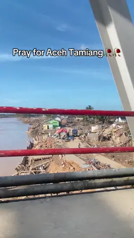 Yang Katanya hanya mencekam di medsos…😭😭😭 Bayangkan sudah 2 minggu lebih, aura yg mencekam dengan aroma yang menyengat…  tanpa listrik tanpa air bersih tanpa jaringan, mereka saling menguatkan satu sama lain  7 Desember 2025 #acehtamiang  #bencana #banjirbandang #fyp 