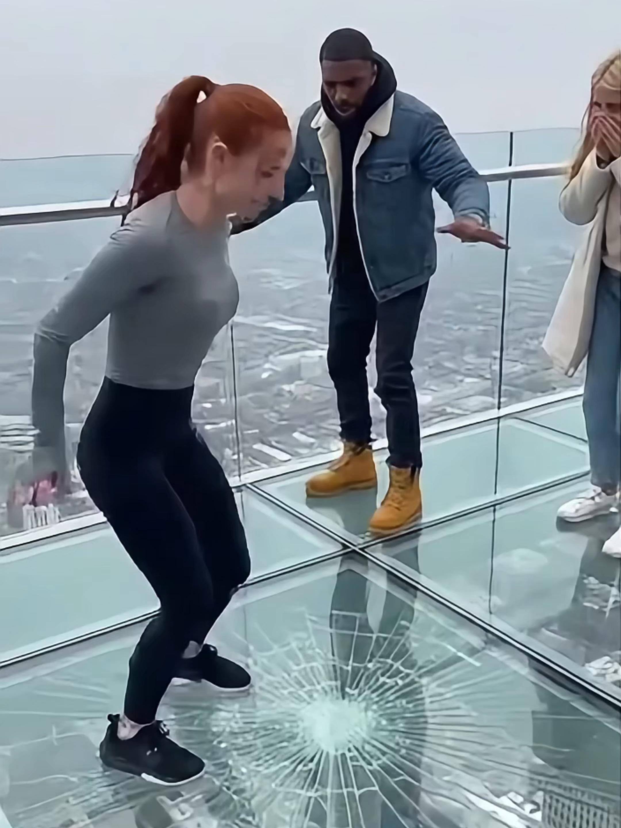 高空极限挑战变事故！跳跃女子直接掉下去，全员吓傻 #高空坠落 #玻璃观景台 #SkydeckFall #GlassPlatform