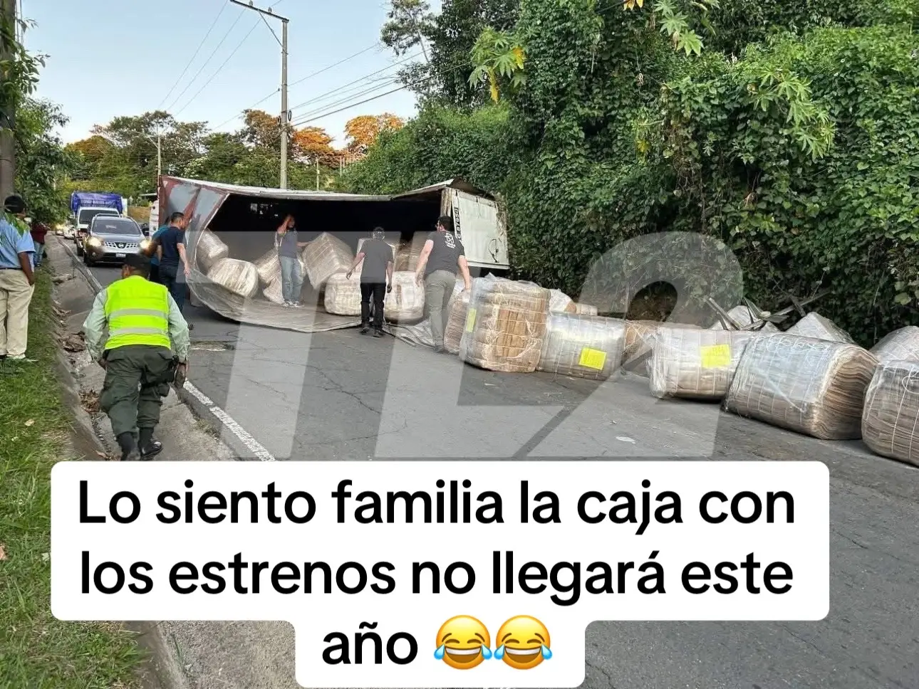 Mi familia esperando la caja con el estreno para navidad 😁😁 #navidad #paratiiiiiiiiiiiiiiiiiiiiiiiiiiiiiii #fyp 