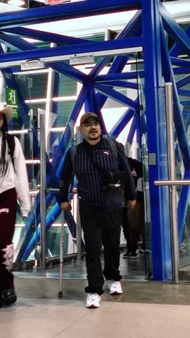 El GOAT aterrizó. 🐐🔥 Aczino ya está en El Salvador. 😎 Bienvenido, Mau. 🇲🇽🇸🇻 La leyenda llegó… y el nivel sube solo. El martes se prenderá el escenario de @FMS World Series . 💥 Entradas en @PlusTicket 🎟️