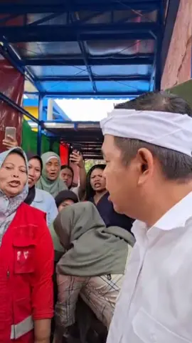 Ketika masalah datang, sebagian orang sibuk menyalahkan keadaan… yang harus dilakukan pemimpin itu memilih jalan keluarnya. 