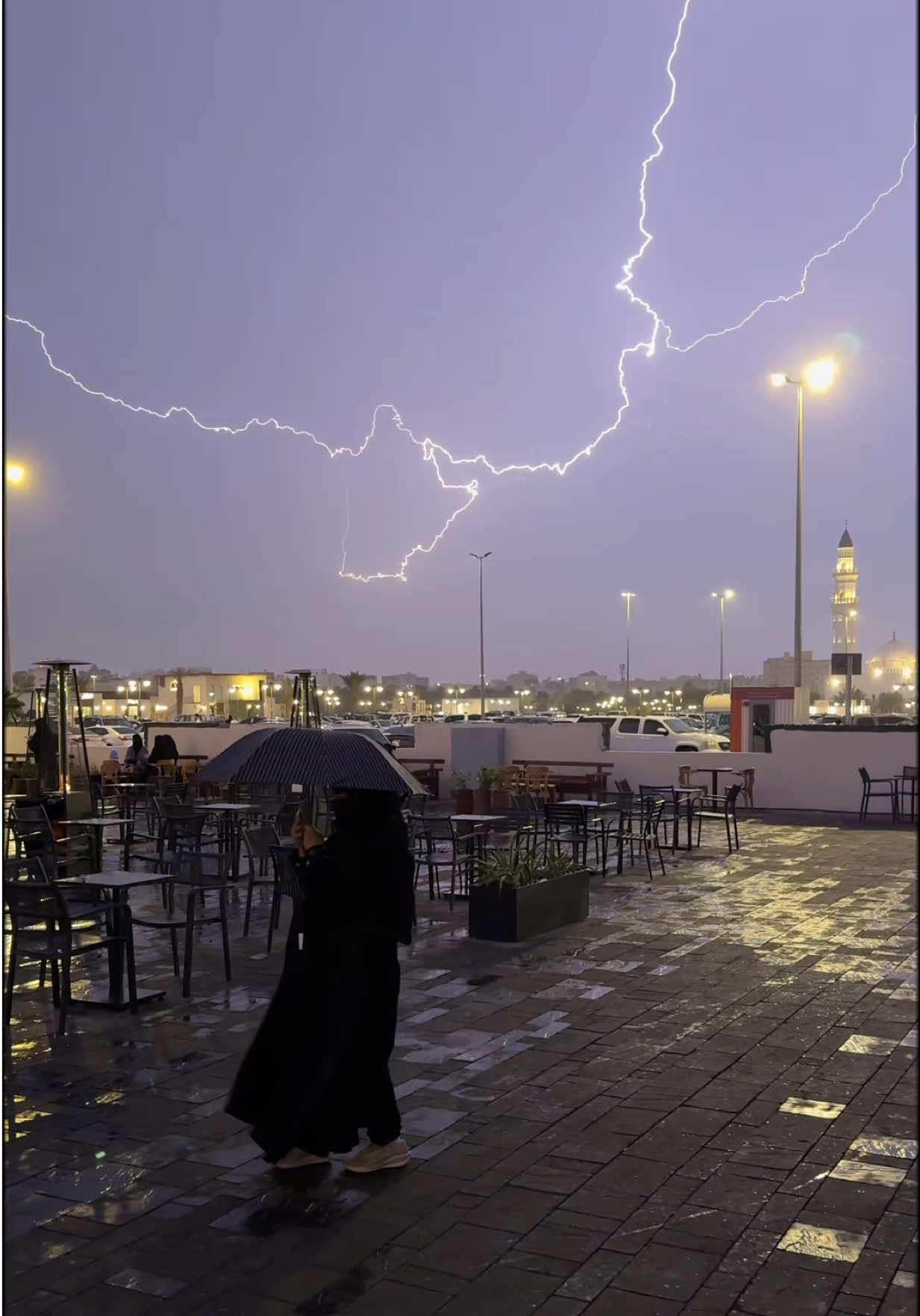 انتي!..🌂 #المدينه_المنوره #explorer #fyp #امطار_المدينه_المنوره #مطر 