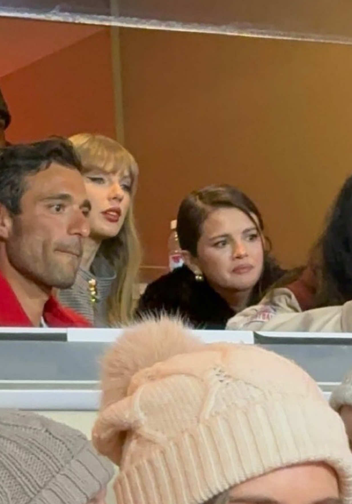 cuties #selenagomez #taylorswift #traviskelce 